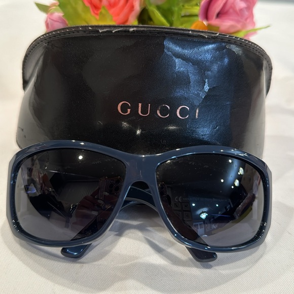 Authentic Gucci sunglasses with case - Picture 3 of 10